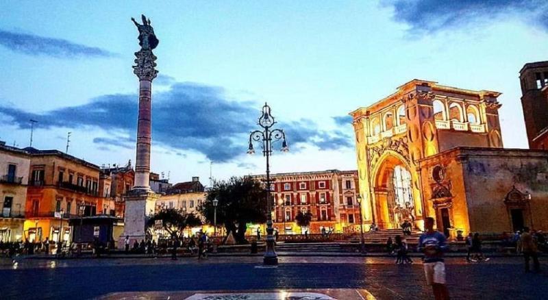 "Il Vecchio Salone" Appartamento In Pieno Centro Con Garage Privato 莱切 外观 照片
