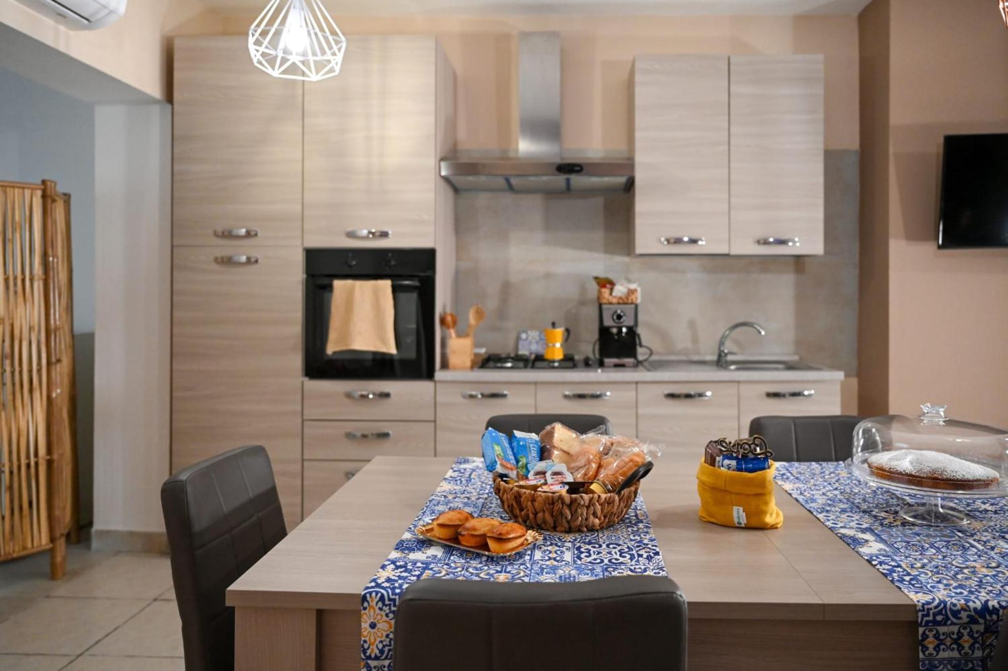 "Il Vecchio Salone" Appartamento In Pieno Centro Con Garage Privato 莱切 外观 照片