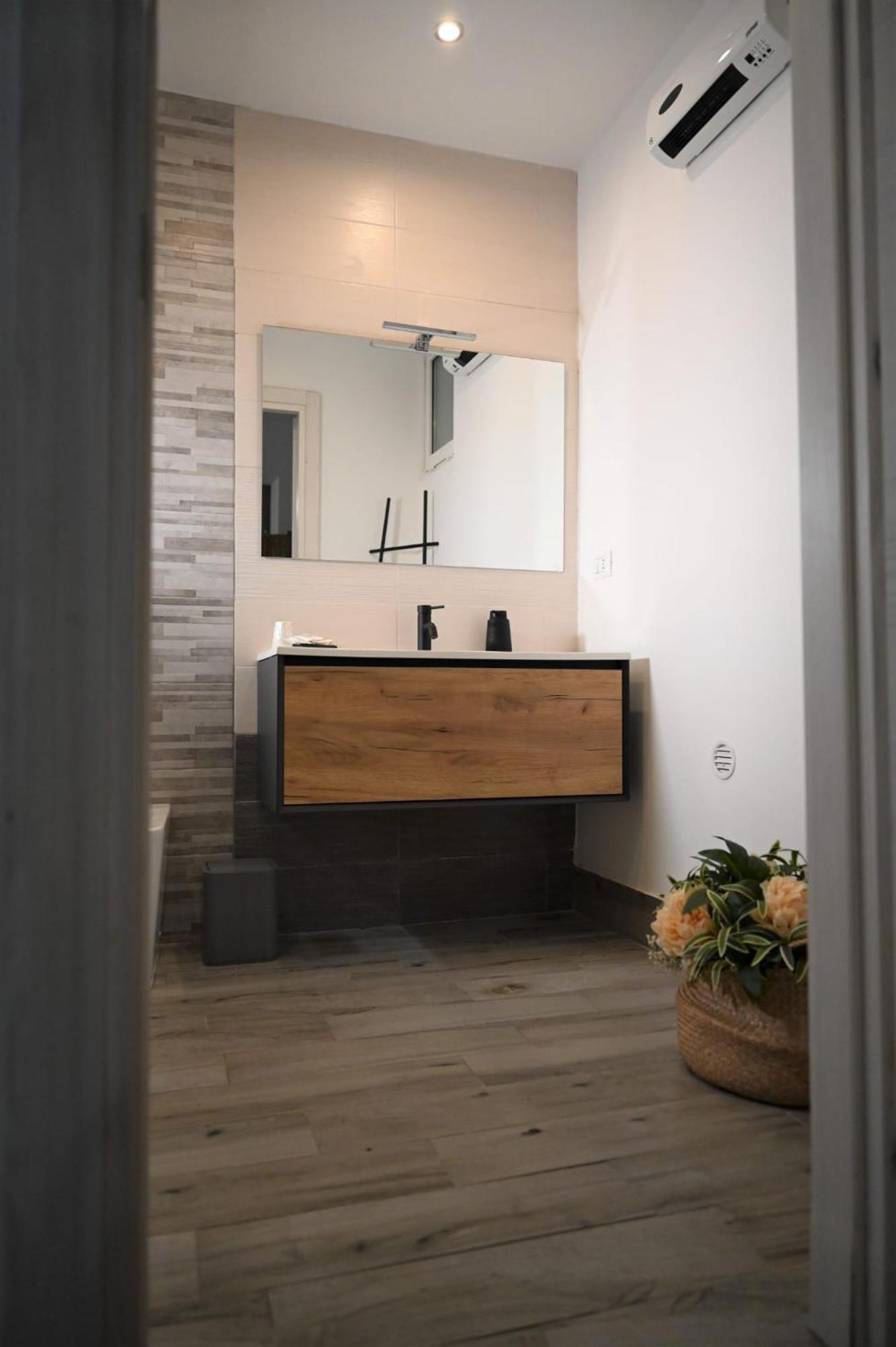 "Il Vecchio Salone" Appartamento In Pieno Centro Con Garage Privato 莱切 外观 照片
