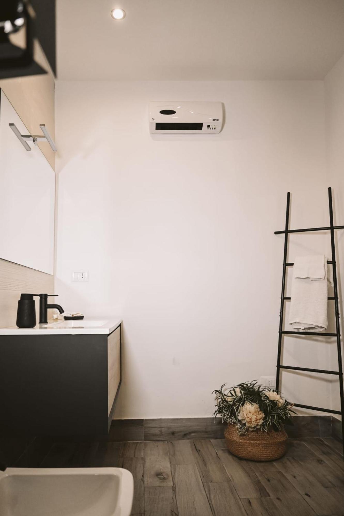 "Il Vecchio Salone" Appartamento In Pieno Centro Con Garage Privato 莱切 外观 照片