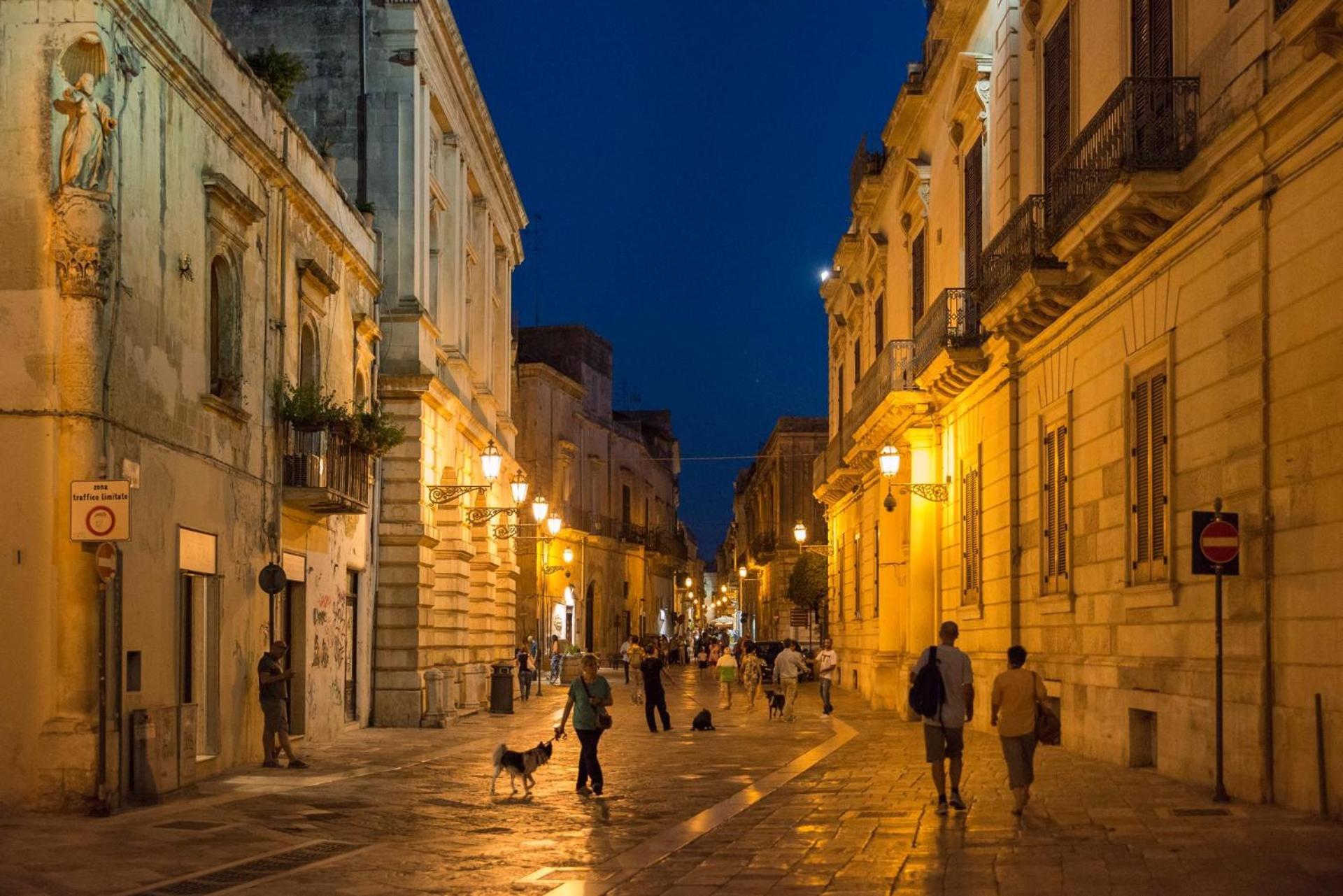 "Il Vecchio Salone" Appartamento In Pieno Centro Con Garage Privato 莱切 外观 照片