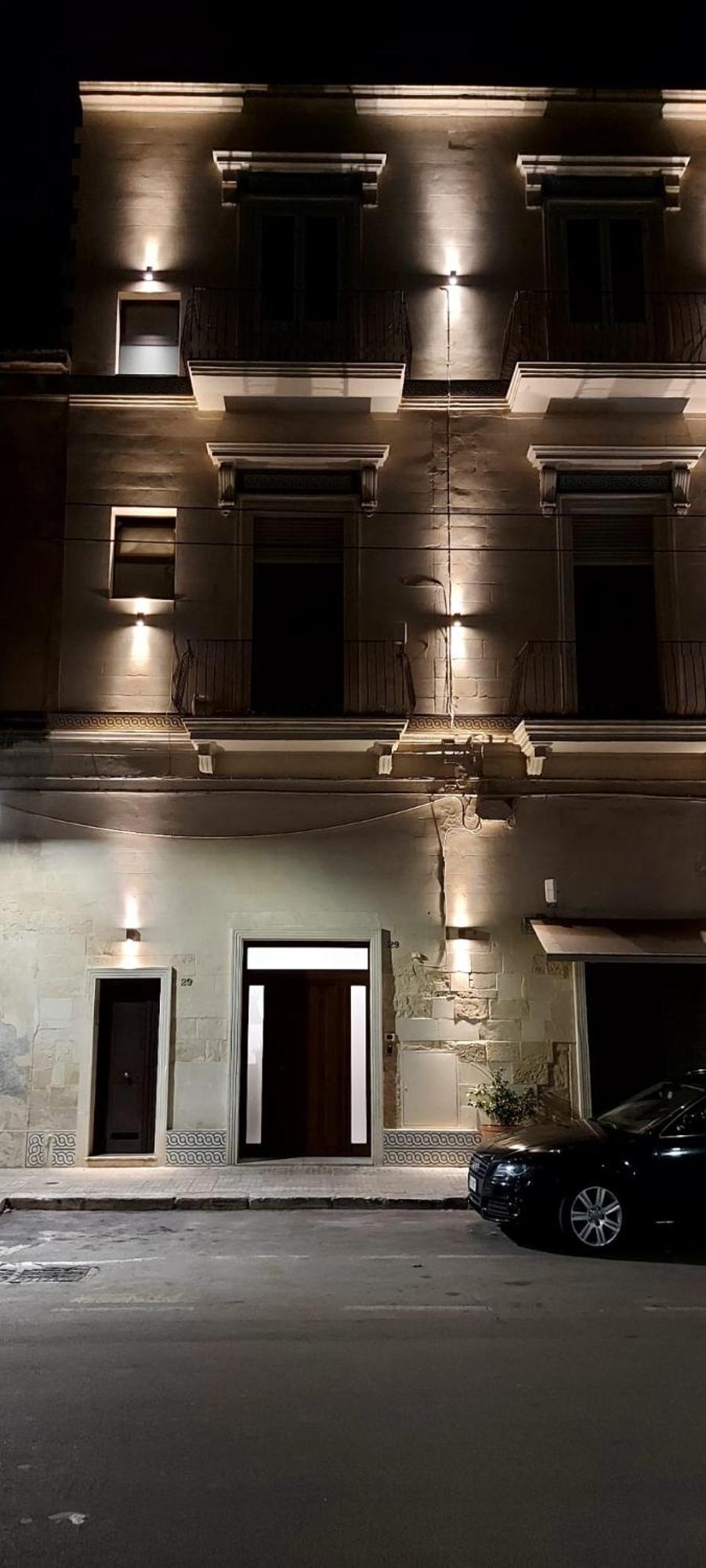 "Il Vecchio Salone" Appartamento In Pieno Centro Con Garage Privato 莱切 外观 照片