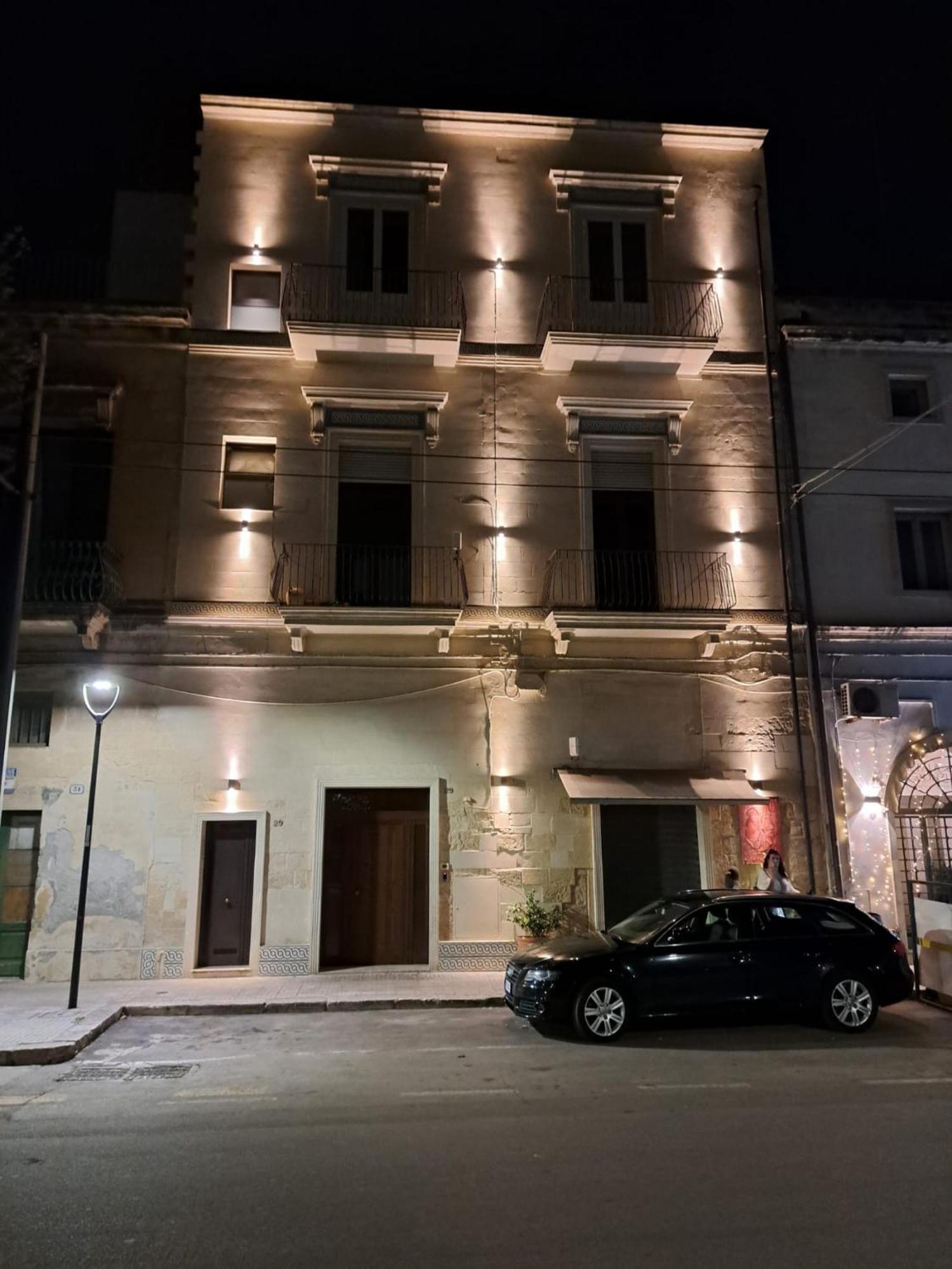 "Il Vecchio Salone" Appartamento In Pieno Centro Con Garage Privato 莱切 外观 照片